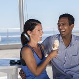 In der Eisdiele hat man häufig die Qual der Wahl: Neben Vanille und Schokolade gibt es häufig noch ein bis zwei Dutzend abgefahrener Sorten - Gin-Himbeere-Thymian gefällig? Weil die natürlich niemand alle essen kann, probiert man das Eis häufig bei Freunden oder Verwandten. Dass es hygienisch nicht einwandfrei ist, wenn man das Eis direkt mit der Zunge ableckt, sollte klar sein. Doch auch mit Löffeln werden Bakterien, wenn auch in kleineren Mengen, in die Süßigkeit übertragen. Was gar nicht geht: Das Eis mit seinem Hund teilen. Das ist einfach nur eklig.