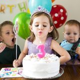 Es ist eine schöne, aber hygienisch nicht unbedenkliche Tradition: das Auspusten des Geburtstagskuchens. Der Wissenschaftler Paul Dawson hat festgestellt, dass sich auf dem Tortenguss von Kuchen mit ausgepustetern Kerzen 14-mal mehr Bakterien befinden als auf Kuchen ohne Kerzen. Aber natürlich hängt es hier auch stark von der Person ab - und wie leidenschaftlich diese pustet. Trotzdem ist ein schöner Zuckerguss-Schriftzug vielleicht die bessere Wahl.