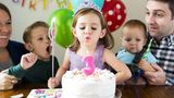 Es ist eine schöne, aber hygienisch nicht unbedenkliche Tradition: das Auspusten des Geburtstagskuchens. Der Wissenschaftler Paul Dawson hat festgestellt, dass sich auf dem Tortenguss von Kuchen mit ausgepustetern Kerzen 14-mal mehr Bakterien befinden als auf Kuchen ohne Kerzen. Aber natürlich hängt es hier auch stark von der Person ab - und wie leidenschaftlich diese pustet. Trotzdem ist ein schöner Zuckerguss-Schriftzug vielleicht die bessere Wahl.
