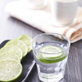 Eine Limettenscheibe macht ein Glas Wasser viel erfrischender. Doch bevor sie beim nächsten Restaurantbesuch auf eine Scheibe in der Wasserkaraffe bestehen, bedenken Sie kurz: Die Limetten- oder Zitronenscheiben werden häufig in offenen Schalen bei Raumtemperatur gelagert, und zwar an Stellen, wo jeder Kellner hinkommt. Nicht immer tragen diese Handschuhe. Und manchmal werden die Scheiben auch über Nacht aufbewahrt, um Müll zu vermeiden. Je nachdem wie das Eis hergestellt und gelagert wird, können hier noch einmal weitere Bakterien hinzukommen. Dem Wissenschaftler Dawson zufolge werden auf diese Weise die gefährlichen E.Coli-Bakterien besonders leicht übertragen.