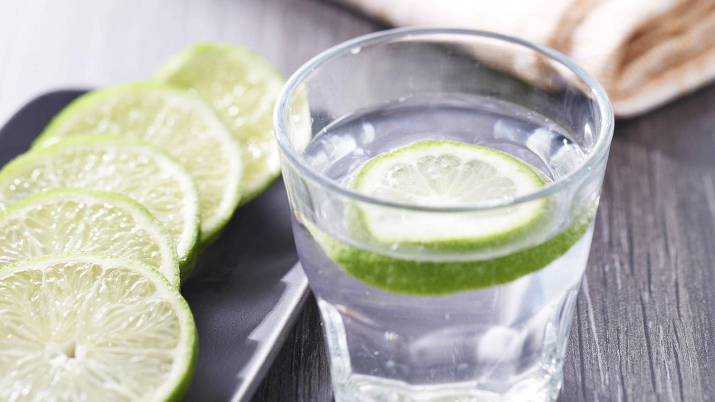 Popcorn, Eis, Nachos: Eine Limettenscheibe macht ein Glas Wasser viel erfrischender. Doch bevor sie beim nächsten Restaurantbesuch auf eine Scheibe in der Wasserkaraffe bestehen, bedenken Sie kurz: Die Limetten- oder Zitronenscheiben werden häufig in offenen Schalen bei Raumtemperatur gelagert, und zwar an Stellen, wo jeder Kellner hinkommt. Nicht immer tragen diese Handschuhe. Und manchmal werden die Scheiben auch über Nacht aufbewahrt, um Müll zu vermeiden. Je nachdem wie das Eis hergestellt und gelagert wird, können hier noch einmal weitere Bakterien hinzukommen. Dem Wissenschaftler Dawson zufolge werden auf diese Weise die gefährlichen E.Coli-Bakterien besonders leicht übertragen. Eine Limettenscheibe macht ein Glas Wasser viel erfrischender. Doch bevor sie beim nächsten Restaurantbesuch auf eine Scheibe in der Wasserkaraffe bestehen, bedenken Sie kurz: Die Limetten- oder Zitronenscheiben werden häufig in offenen Schalen bei Raumtemperatur gelagert, und zwar an Stellen, wo jeder Kellner hinkommt. Nicht immer tragen diese Handschuhe. Und manchmal werden die Scheiben auch über Nacht aufbewahrt, um Müll zu vermeiden. Je nachdem wie das Eis hergestellt und gelagert wird, können hier noch einmal weitere Bakterien hinzukommen. Dem Wissenschaftler Dawson zufolge werden auf diese Weise die gefährlichen E.Coli-Bakterien besonders leicht übertragen.
