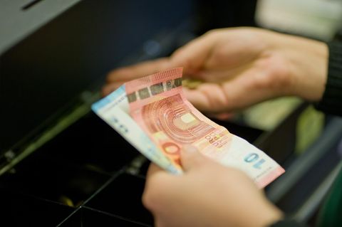 Schnelles Bargeld für den Notfall? Arbeitslosengeld-Vorschuss bundesweit im Supermarkt