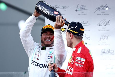 Lewis Hamilton schüttet Sebastian Vettel Schampus auf dem Podium in Bahu über den Kopf