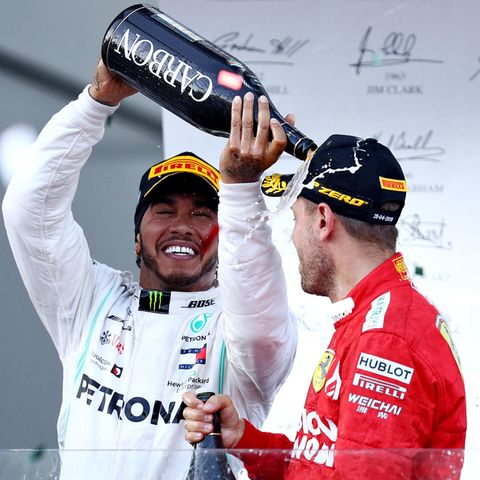 Lewis Hamilton schüttet Sebastian Vettel Schampus auf dem Podium in Bahu über den Kopf