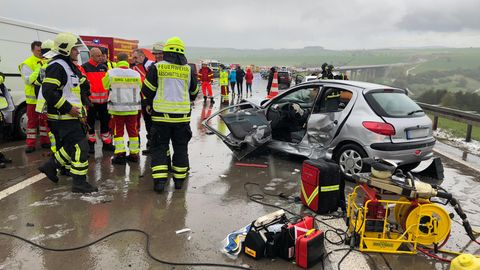 Demolierte Fahrzeuge stehen nach einer Massenkarambolage zwischen Suhl und Meiningen auf der Autobahn 71