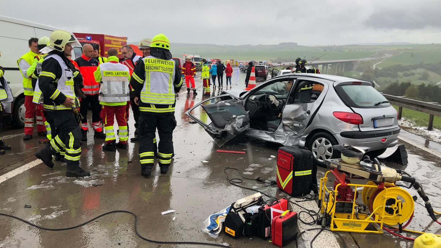Demolierte Fahrzeuge stehen nach einer Massenkarambolage zwischen Suhl und Meiningen auf der Autobahn 71