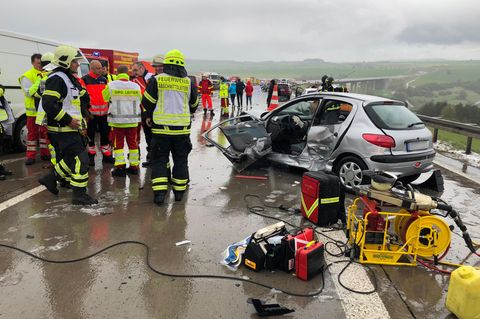 Demolierte Fahrzeuge stehen nach einer Massenkarambolage zwischen Suhl und Meiningen auf der Autobahn 71