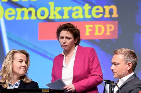 FDP-Generalsekretärin Linda Teuteberg (l.) Nicola Beer, Spitzenkandidatin für die Europawahl und Parteichef Christian Lindner
