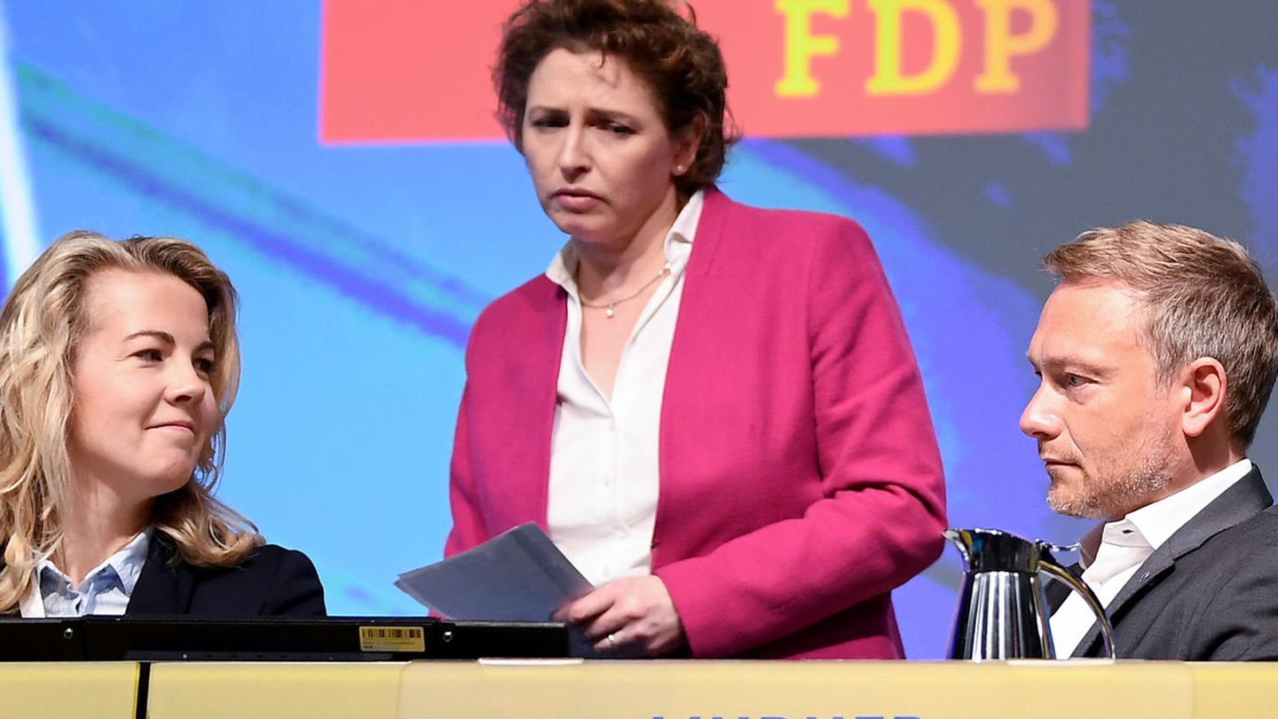 FDP-Generalsekretärin Linda Teuteberg (l.) Nicola Beer, Spitzenkandidatin für die Europawahl und Parteichef Christian Lindner