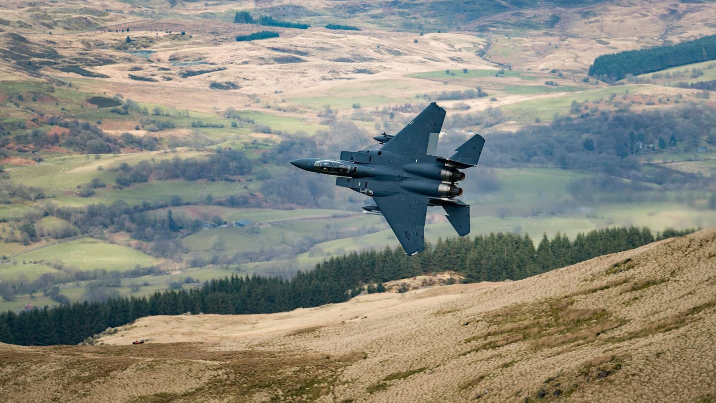 Globale Militärausgaben erneut gestiegen: Ein Kampfjet der USA fliegt zu Übungszwecken in Wales
