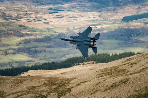 Globale Militärausgaben erneut gestiegen: Ein Kampfjet der USA fliegt zu Übungszwecken in Wales