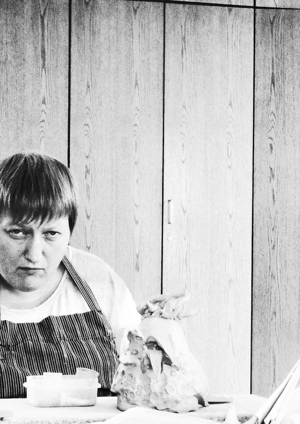 Grenzgang Eine Frau mit kurzen Haaren schaut kritisch