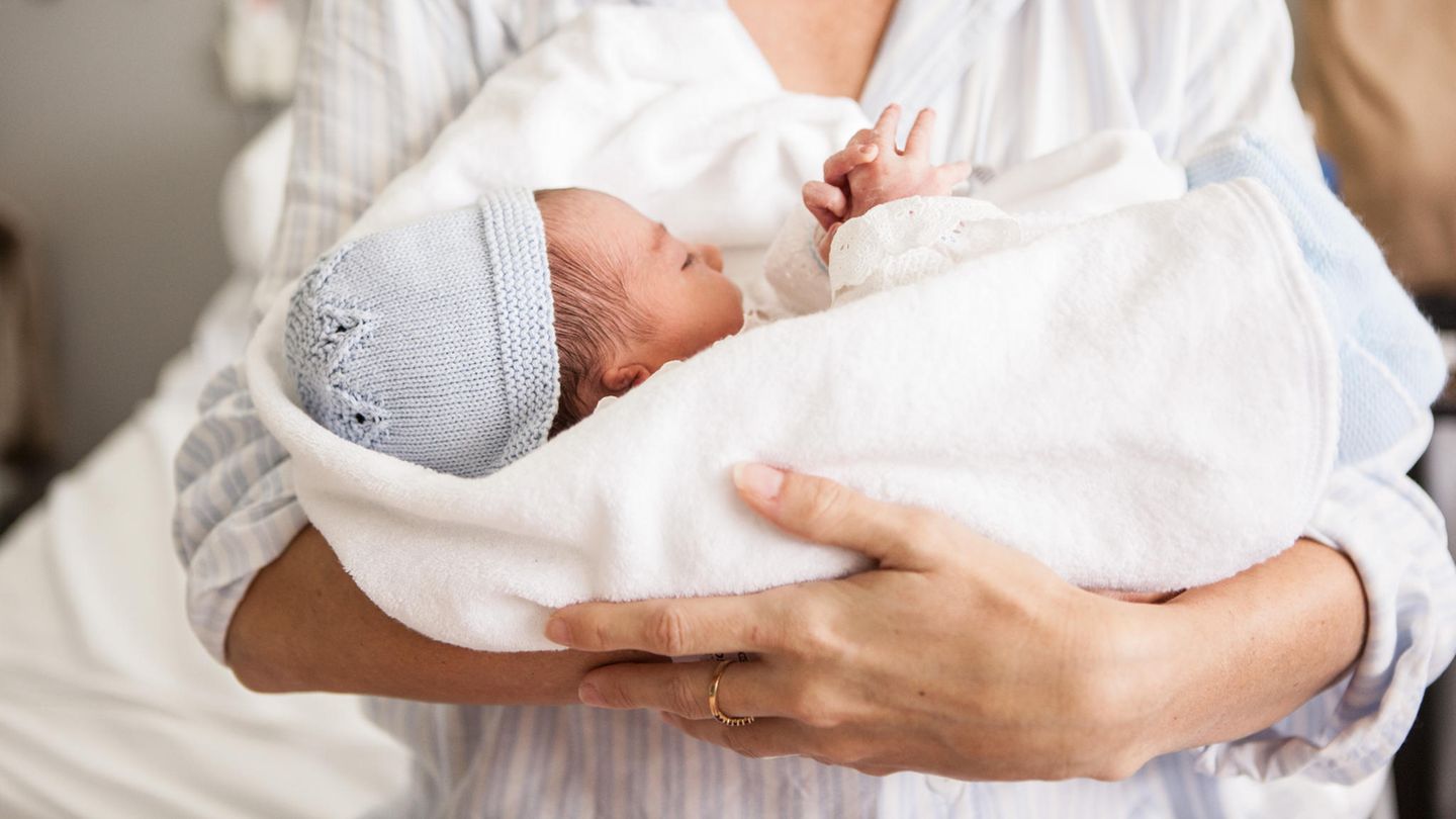 Eine Frau hält ein Baby in den Armen