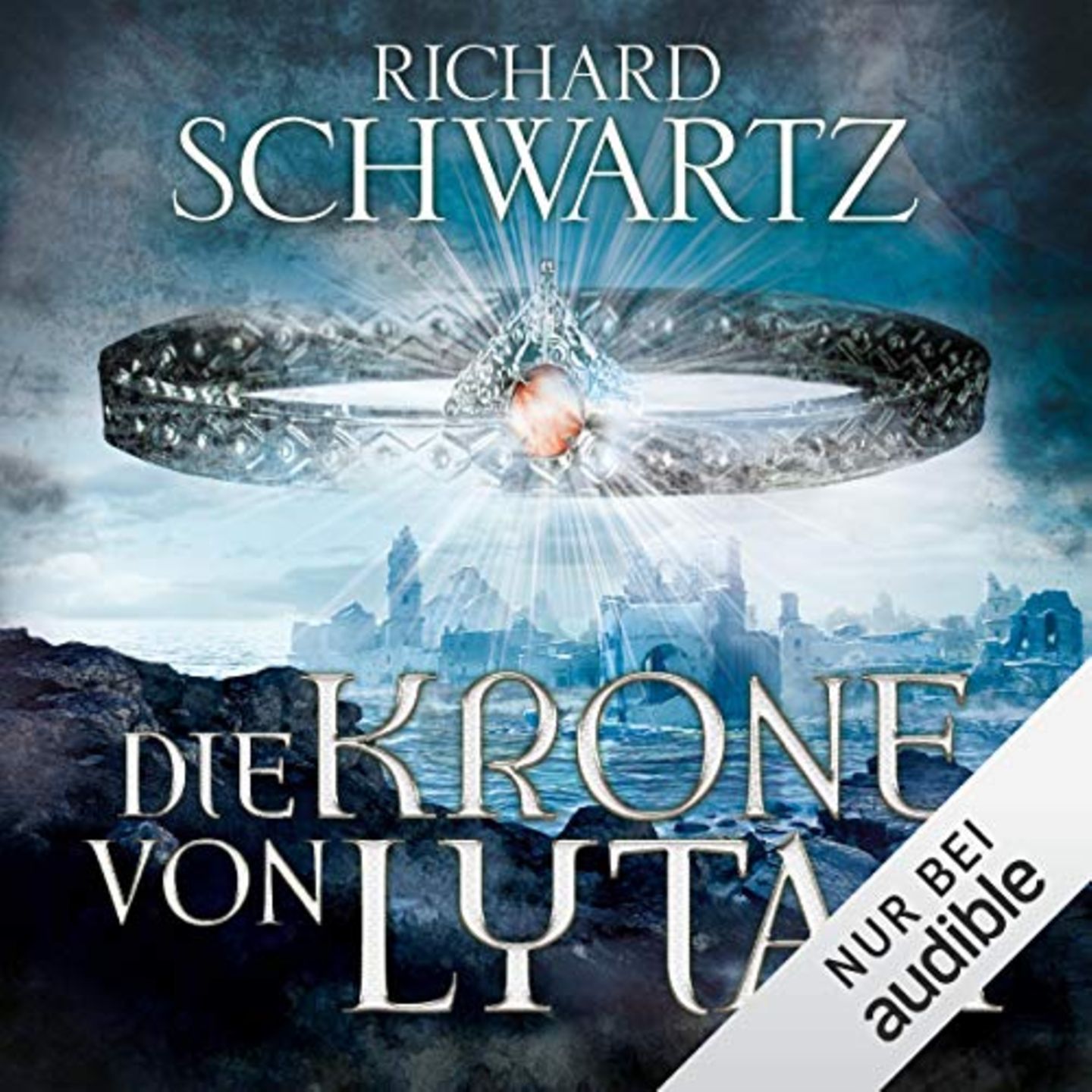 Richard Schwartz  Die Krone von Lytar  Einst war Lytar eine magische Stadt mit endloser Macht, doch jetzt ist sie nicht mehr als eine Erinnerung. Der Legende nach wurde die einstige Hauptstadt von einem magischen Artefakt zerstört, der Krone von Lytar. Jahrhunderte später sind unheimliche Fremde auf der Suche nach diesem Artefakt und zerstören dabei, was ihnen in den Weg kommt. Die Freunde Tarlon und Garret, die Halbelfe Elyra und der Zwer Argor werden beauftragt, die Krone zu finden. Doch was sie entdecken, verändert alles ...  "Die Krone von Lytar" von Richard Schwartz hier bei Audible.