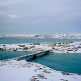 Das Dorf Teriberka liegt an der nördlichen Küste der Halbinsel Kola, rund 90 Kilometer von Murmansk entfernt. Der Fischfang bescherte dem Örtchen in den 1930er-Jahren einen kleinen Aufschwung. Doch ab den 60er-Jahren verlor die Küstenfischerei an Bedeutung. Inzwischen leben nicht einmal 1000 Menschen in dem Dorf.