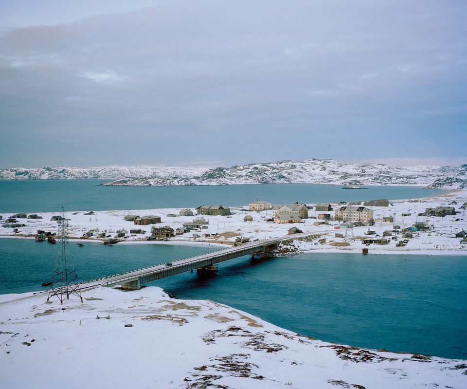 Jenseits des Polarkreises: Das Dorf Teriberka liegt an der nördlichen Küste der Halbinsel Kola, rund 90 Kilometer von Murmansk entfernt. Der Fischfang bescherte dem Örtchen in den 1930er-Jahren einen kleinen Aufschwung. Doch ab den 60er-Jahren verlor die Küstenfischerei an Bedeutung. Inzwischen leben nicht einmal 1000 Menschen in dem Dorf. Das Dorf Teriberka liegt an der nördlichen Küste der Halbinsel Kola, rund 90 Kilometer von Murmansk entfernt. Der Fischfang bescherte dem Örtchen in den 1930er-Jahren einen kleinen Aufschwung. Doch ab den 60er-Jahren verlor die Küstenfischerei an Bedeutung. Inzwischen leben nicht einmal 1000 Menschen in dem Dorf.