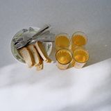 Ein paar Scheiben Brot und Kompott - eine typische Mahlzeit von Michail, einem der wenigen Bewohner von Teriberka. Hier arbeitet er bei der Reparationsbrigade, hantiert in zehn, zwanzig Metern Höhe, gesichert von dünnen Seilen, mit Schweißgeräten und Bohrern. Essen kann er nicht viel. "Sonst passe ich nicht mehr in den Arbeitsgurt", erklärt er.