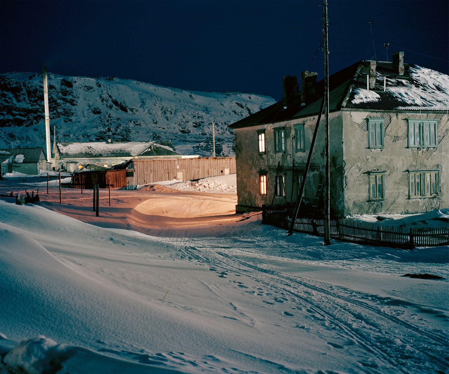 Eine verschneite Straße in Teriberka. Die Winter sind hier lang. Doch im Sommer wird es bis zu 32 Grad heiß. 