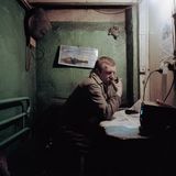 Witja schaufelt Tag für Tag Kohle, um Garagen zu beheizen. Sein Arbeitsplatz sieht wenig einladend aus: zwei mächtige Öfen, rußschwarze Wände, eine nackte Glühbirne. Trotz der Tristesse, will er Teriberka nicht verlassen, hat sogar einen Job in Murmansk ausgeschlagen. "Was soll ich dort, wenn ich auch hier bleiben kann?", sagt er lakonisch.