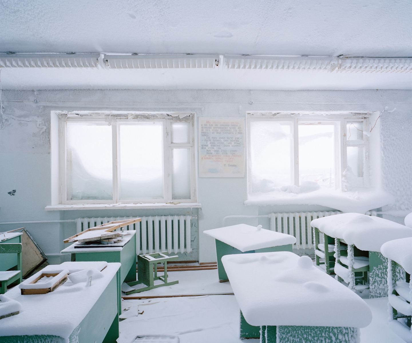 Eine verlassene und zugeschneite Schule im Dörfchen Dikson. Es ist die nördlichste Siedlung und Hafenstadt im Mündungsgebiet des Jenissei in die Karasee. Nach dem Stand der letzten Volkszählung von 2010 leben hier nur 676 Einwohner. 