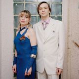 Ein Pärchen herausgeputzt zum 9. Mai. An diesem Tag feiert ganz Russland den Sieg über Nazi-Deutschland. 