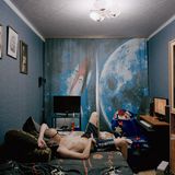 Mischa Danov lebt in Norilsk, eine an den Nordwestausläufern des Mittelsibirischen Berglandes gelegene Großstadt. Nach seinem Wehrdienst macht er nun eine Ausbildung zum Installateur. "Was morgen kommt, weiß ich nicht. Es ist sowieso besser, im Heute zu leben. Die Vergangenheit ist bereits passé, die Zukunft fließt in die Gegenwart", sagt er. 