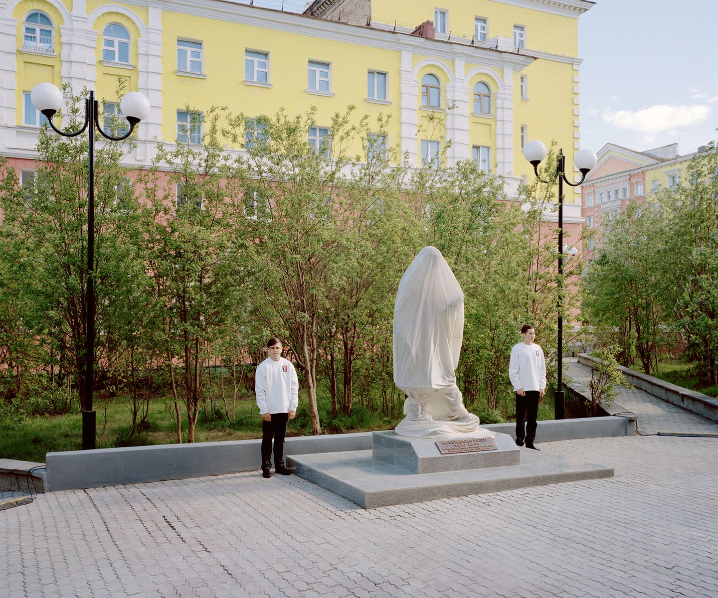 Zwei Schuljungen bewachen das noch verhüllte Denkmal zu Ehren von Nikolai Urwanzew. Der Geologe gehörte zu einer Expedition, die Anfang der 20er Jahre reiche Vorkommen an Bodenschätzen im Gebiet von Norilsk gefunden hat. Erst nach diesem Fund wurde die Stadt gegründet.