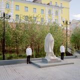 Zwei Schuljungen bewachen das noch verhüllte Denkmal zu Ehren von Nikolai Urwanzew. Der Geologe gehörte zu einer Expedition, die Anfang der 20er Jahre reiche Vorkommen an Bodenschätzen im Gebiet von Norilsk gefunden hat. Erst nach diesem Fund wurde die Stadt gegründet.