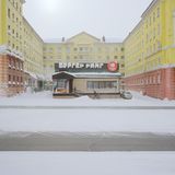 Burger Ring heißt dieses kleines Restaurant in Norilsk. Nicht zu verwechseln mit Burger King. Offenbar wollten die Betreiber des Ladens ein bisschen von dem Erfolg der amerikanischen Fast-Food-Kette abbekommen. Burger King eröffnete erst 2010 das erste Lokal in Russland. Inzwischen gibt landesweit 666 Filialen, 270 davon allein in Moskau. 