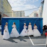 Bräute stellen sich noch vor ihrem großen Tag bei einem Schönheitswettbewerb einer Jury. Damit niemand enttäuscht ist, gibt es viele Titel zu gewinnen: die Schönste, die Romantischste, die Extravaganteste, die Sportlichste, die Charismatischste.