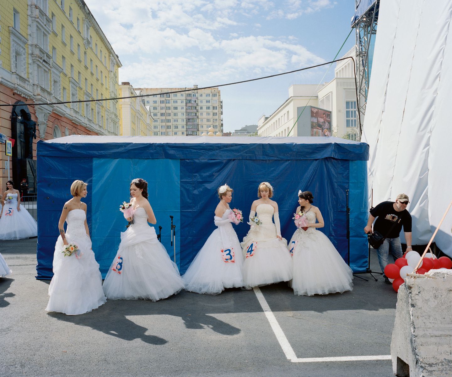 Bräute stellen sich noch vor ihrem großen Tag bei einem Schönheitswettbewerb einer Jury. Damit niemand enttäuscht ist, gibt es viele Titel zu gewinnen: die Schönste, die Romantischste, die Extravaganteste, die Sportlichste, die Charismatischste.