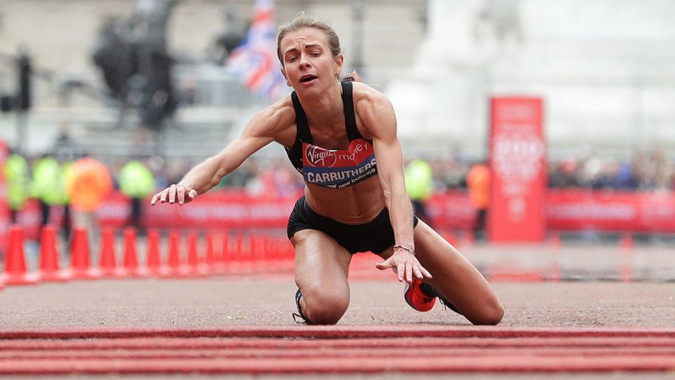 Unbändiger Wille trotz versagender Muskeln: Hayley Carruthers schleppt sich beim London Marathon ins Ziel