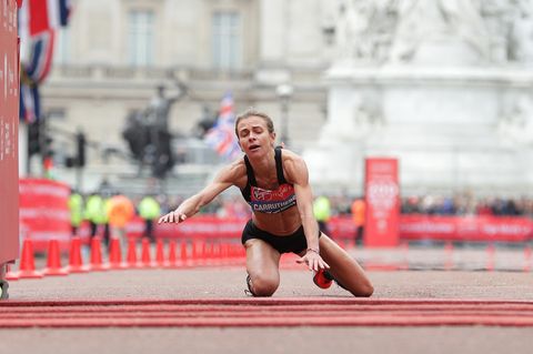 Unbändiger Wille trotz versagender Muskeln: Hayley Carruthers schleppt sich beim London Marathon ins Ziel