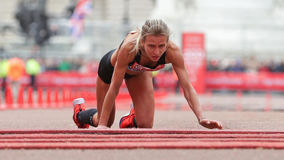 Hayley Carruthers musste auch die letzten Meter des London Marathon aus eigener Kraft bewältigen, notfalls eben auf allen Vieren