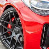 Die Brembo-Bremsen packen kräftig zu