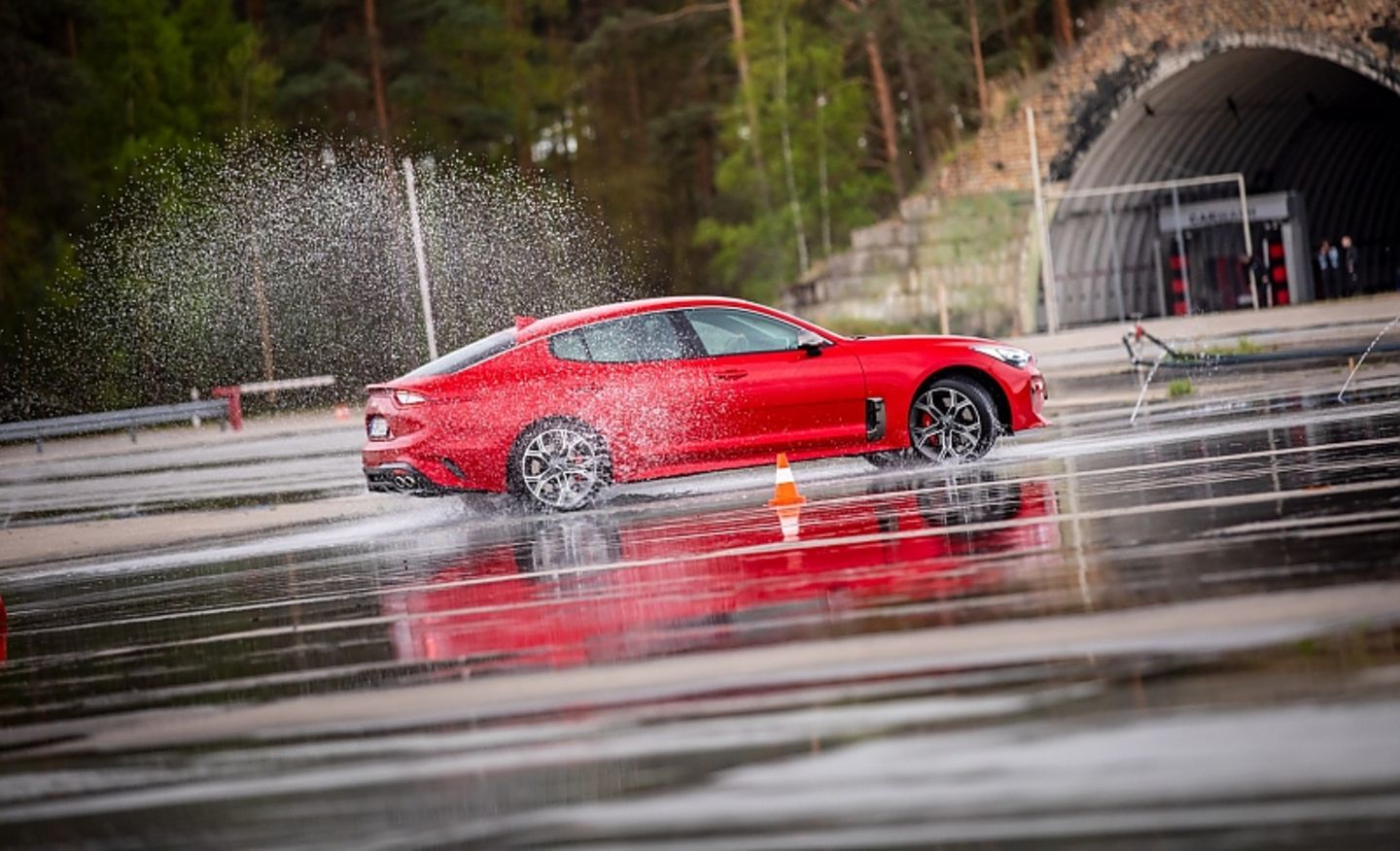 Der Kia Stinger GT 3.3 T GDi AWD hat 269 kW / 366 PS