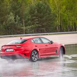 Nach 5,5 Sekunden erreicht der Kia Stinger GT 3.3 T GDi AWD Landstraßentempo