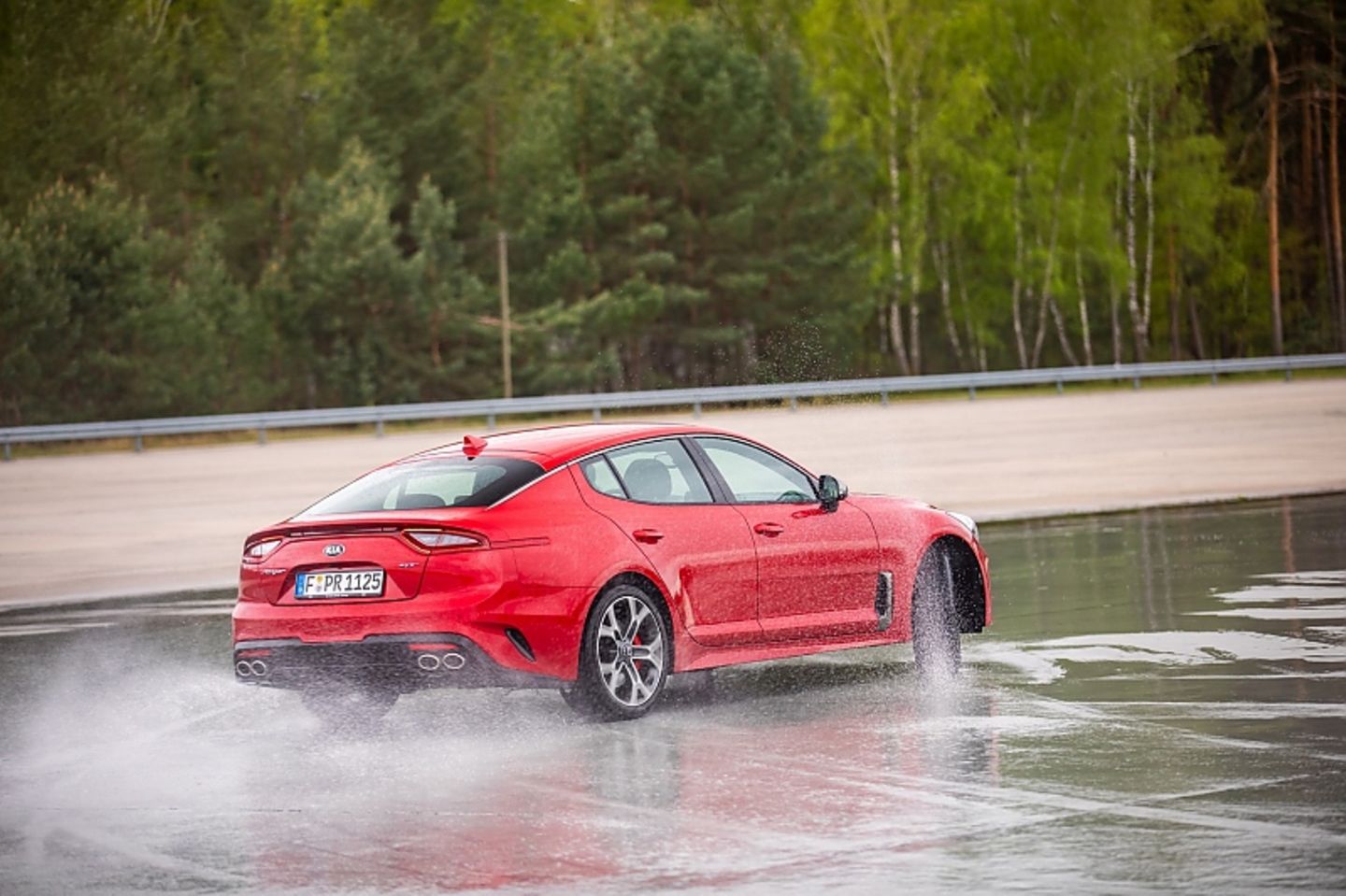 Nach 5,5 Sekunden erreicht der Kia Stinger GT 3.3 T GDi AWD Landstraßentempo