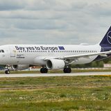 Der neun Jahre alte Airbus A320 von Lufthansa hat nicht nur eine neue Standardlackierung ohne das  melonengelbe "Spiegelei" am Seitenleitwerk erhalten, sondern bekam vier Wochen vor der  Europawahl gleich noch eine politische Botschaft verpasst. Wo sonst der Schrifttzug Lufthansa angebracht ist, heißt es jetzt: "Say yes to Europe". Laut einer Presseerklärung setze "sich Lufthansa aktiv für eine hohe Wahlbeteiligung bei der Europawahl ein." Die Maschine dürfte auch zu Zielen in Großbritannien fliegen - und Brexit-Befürworter provozieren.