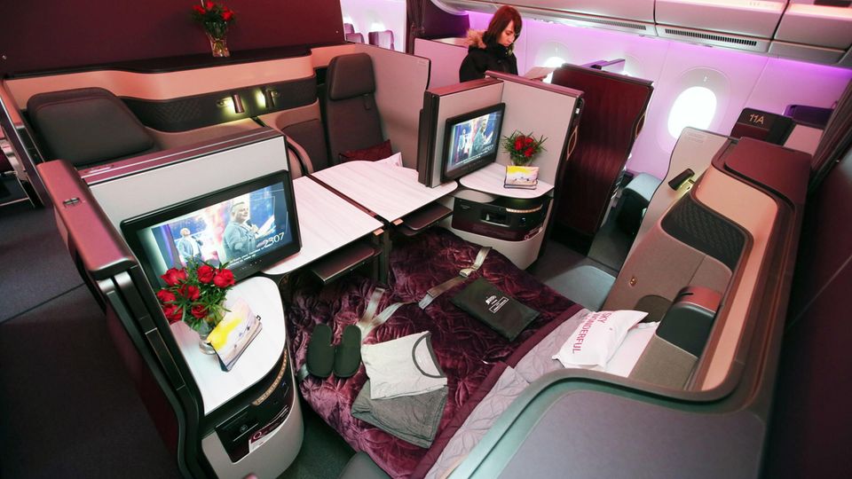 First Class: Die neue Business Class bei Qatar Airways: Im Airbus A350-1000 lassen sich die Mittelsitze zu kleinen Appartements mit zwei oder vier Sitzplätzen arrangieren. Die neue Business Class bei Qatar Airways: Im Airbus A350-1000 lassen sich die Mittelsitze zu kleinen Appartements mit zwei oder vier Sitzplätzen arrangieren.