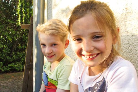 David und Antonia, beste Freunde, die sich nach einem Jahr Suche wiederfanden