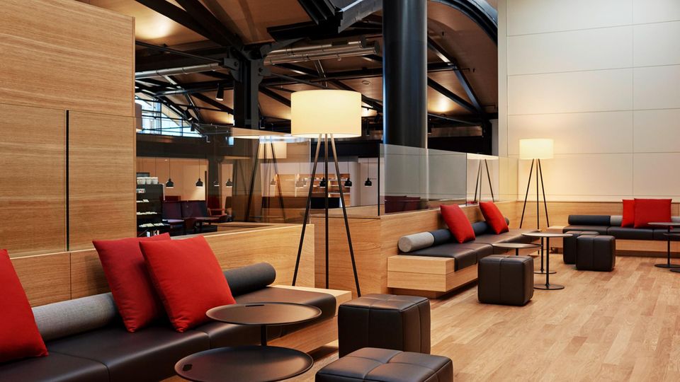 First Class: Als eine der wenigen Airlines weltweit verfügt die Swiss auf all ihren Langstreckenflugzeugen über eine First Class. Im Bild die Senator Lounge im Terminal A am Flughafen Zürich. Als eine der wenigen Airlines weltweit verfügt die Swiss auf all ihren Langstreckenflugzeugen über eine First Class. Im Bild die Senator Lounge im Terminal A am Flughafen Zürich.