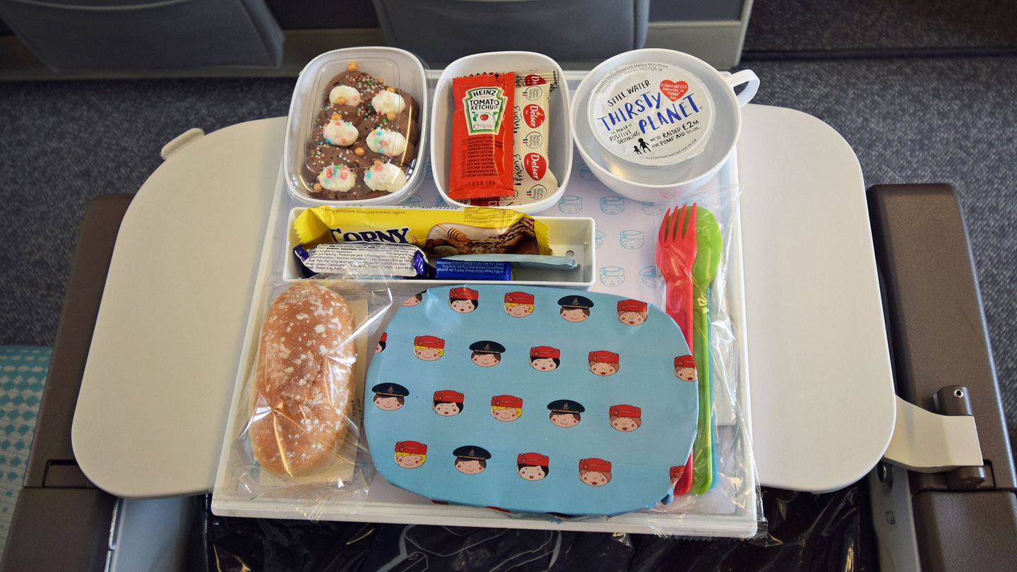 Emirates, Economy Class: Hamburg - Dubai (Kids Menü)