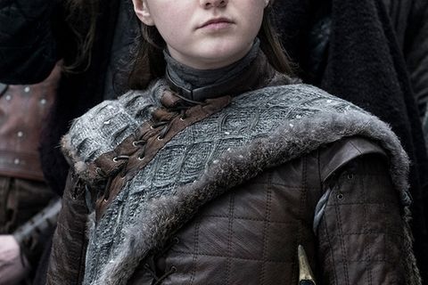 Auch Sansas Schwester Arya ist schon lange nicht mehr das kleine Mädchen, das sie zu Beginn der Serie war. Mit ihrer Fähigkeit, die Gestalt zu wandeln und ihren Rachegelüsten hat Arya viel Potenzial. Hier ist sie zunächst noch als sie selbst zu sehen, gehüllt in die typische Kleidung aus Winterfell.
