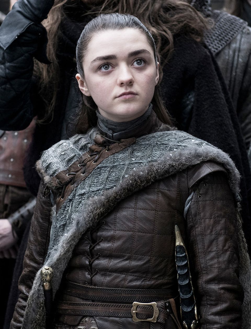 "Game of Thrones": Die von Maisie Williams gespielte Arya Stark gehörte für viele Fans zu den besten Figuren in "Game of Thrones" Auch Sansas Schwester Arya ist schon lange nicht mehr das kleine Mädchen, das sie zu Beginn der Serie war. Mit ihrer Fähigkeit, die Gestalt zu wandeln und ihren Rachegelüsten hat Arya viel Potenzial. Hier ist sie zunächst noch als sie selbst zu sehen, gehüllt in die typische Kleidung aus Winterfell.