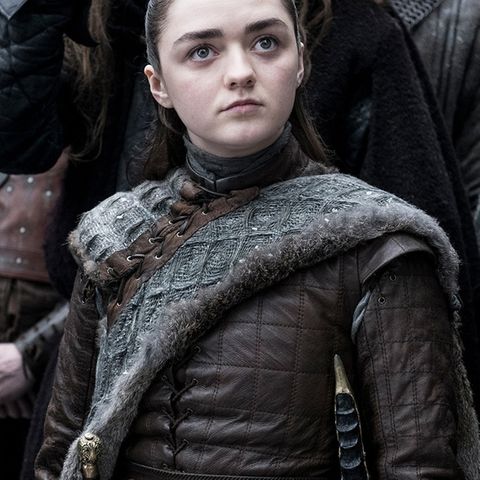 Auch Sansas Schwester Arya ist schon lange nicht mehr das kleine Mädchen, das sie zu Beginn der Serie war. Mit ihrer Fähigkeit, die Gestalt zu wandeln und ihren Rachegelüsten hat Arya viel Potenzial. Hier ist sie zunächst noch als sie selbst zu sehen, gehüllt in die typische Kleidung aus Winterfell.