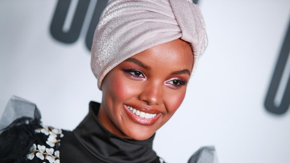 Nackt  Halima Aden Muslim model