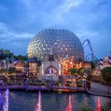 Europa-Park in Rust  Der am meisten besuchte Freizeitpark im deutschen Sprachraum erstreckt sich über eine Fläche von 95 Hektar und bietet 80 Themenbereiche mit mehr als 100 Fahrgeschäften - inklusive fünf Hotels und einem Campingplatz.  Infos: www.europapark.de