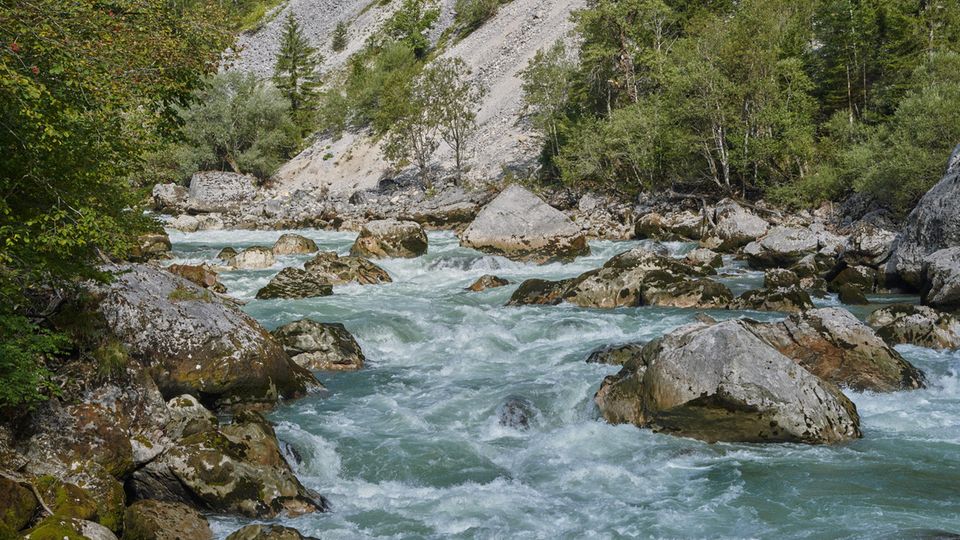 Österreichisches Gesäuse: Ungezähmt: Die Enns schlängelt sich durch das Gebirge, ihr Rauschen ist noch in den Bergen zu hören Ungezähmt: Die Enns schlängelt sich durch das Gebirge, ihr Rauschen ist noch in den Bergen zu hören