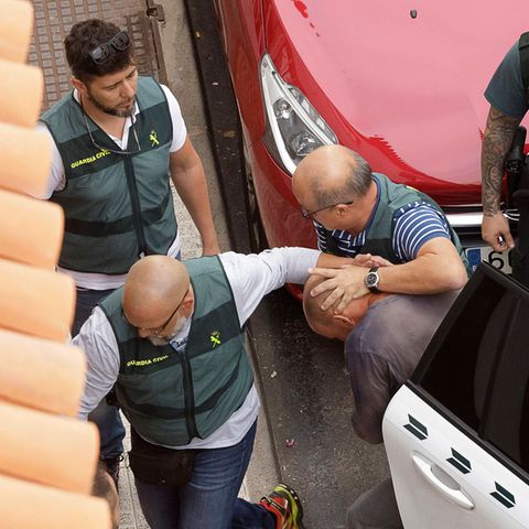 Polizisten führen den verdächtigen Familienvater auf Teneriffa ab